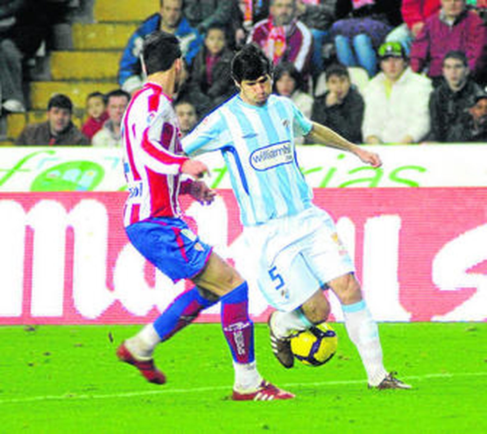 Albert Luque encara a un defensor del Sporting de Gijón en el partido del pasado domingo.