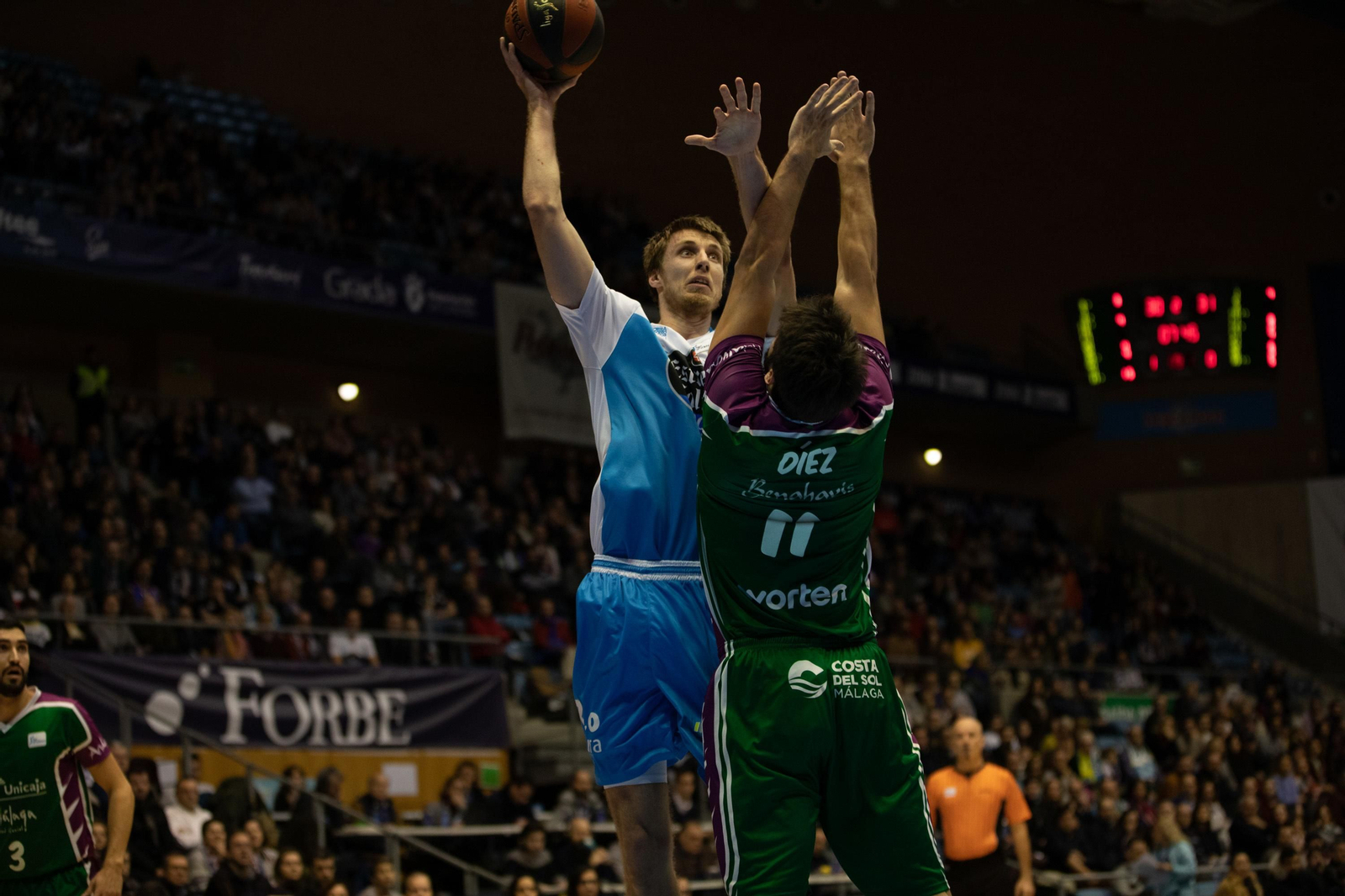 Dani Díez trata de frenar un lanzamiento de Brodziansky. Dani Díez trata de frenar un lanzamiento de Brodziansky.