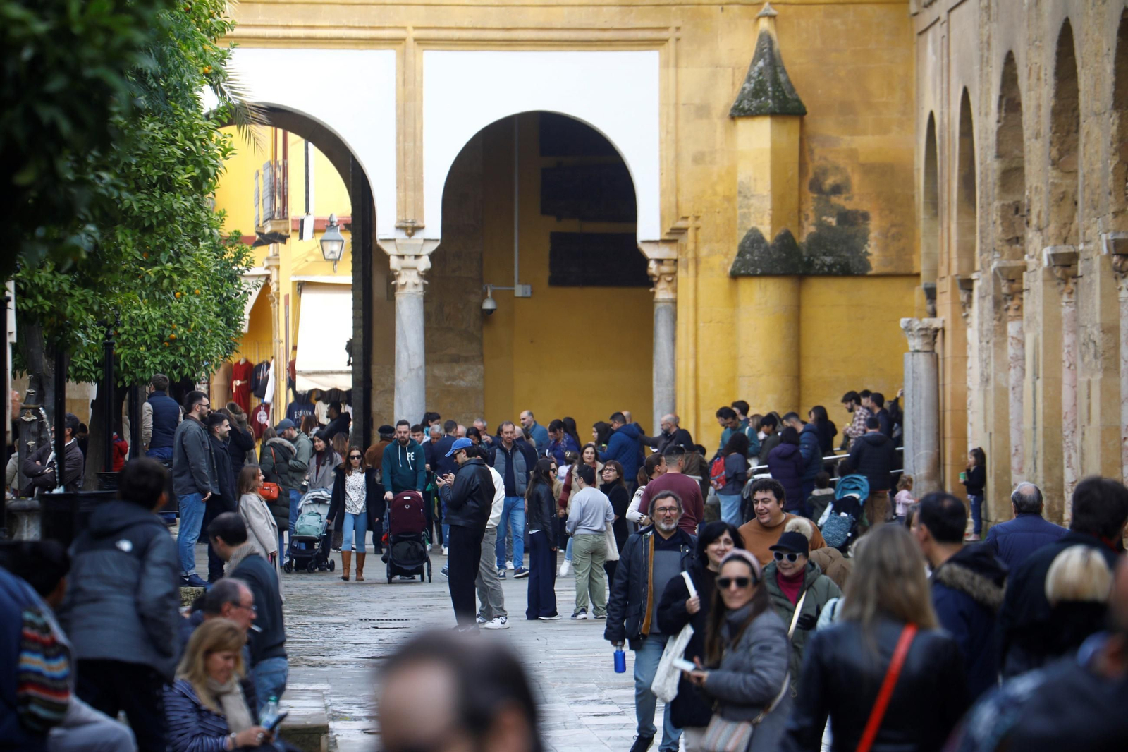 Los turistas 'toman' Córdoba en el puente de la Constitución
