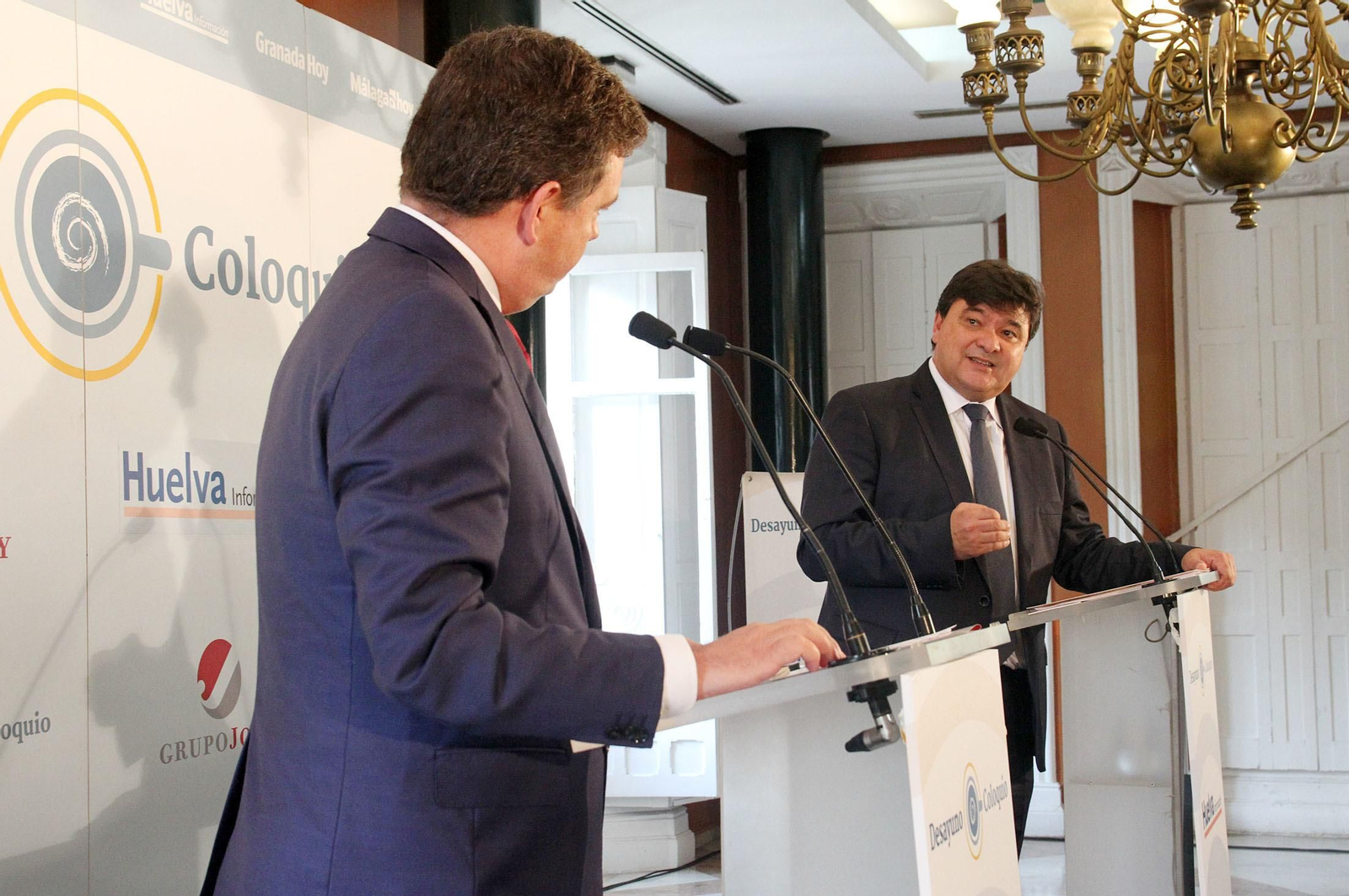 Imágenes de la conferencia y desayuno-coloquio de Gabriel Cruz, alcalde de Huelva