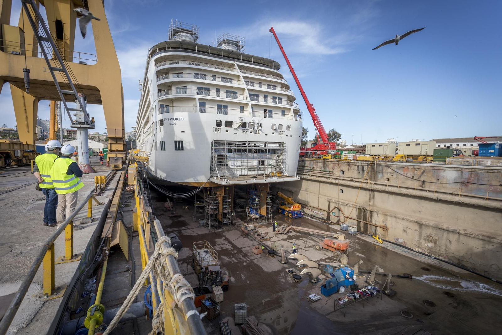 El crucero 'The World' es reparado en un dique seco de Navantia Cádiz