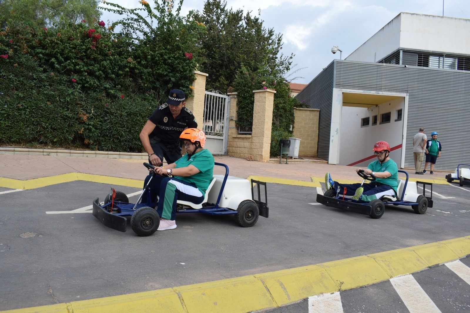 Un agente enseña las normas de tráfico a asociados de Verdiblanca