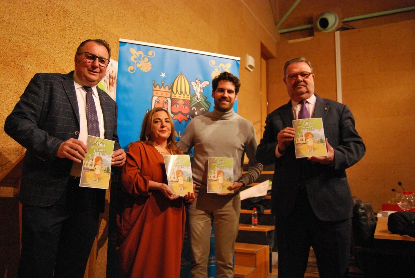 La autora del texto y el ilustrador, flanqueados por el delegado municipal de Cultura, Enrique Pavón, y el presidente de Fica, Carlos García.