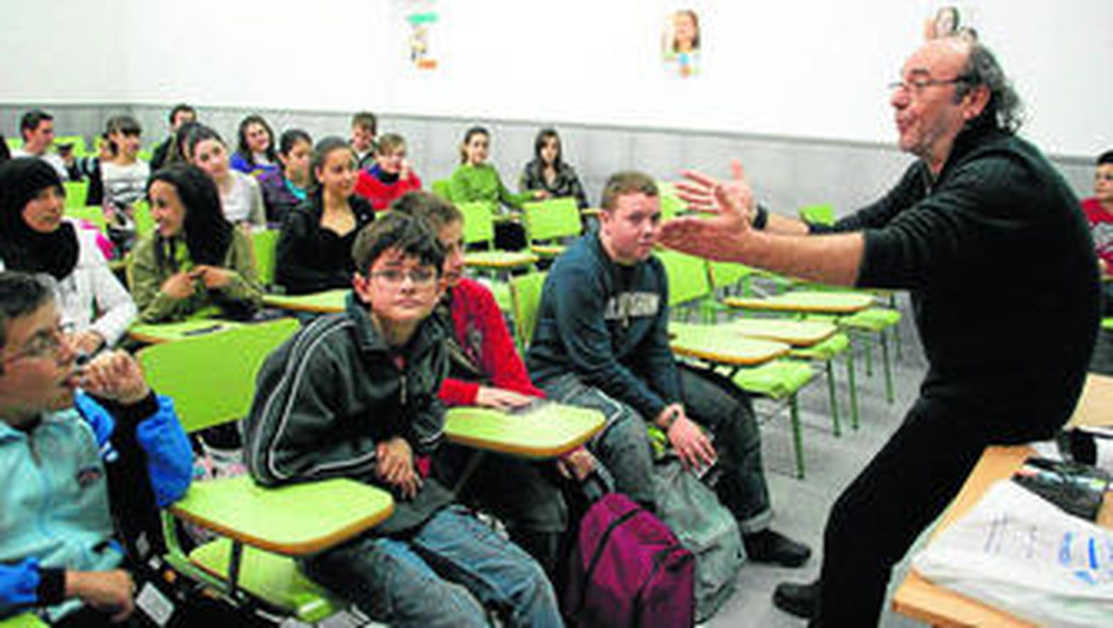 Carlos Góngora durante el taller de teatro que impartió en el IES Puebla de Vícar.