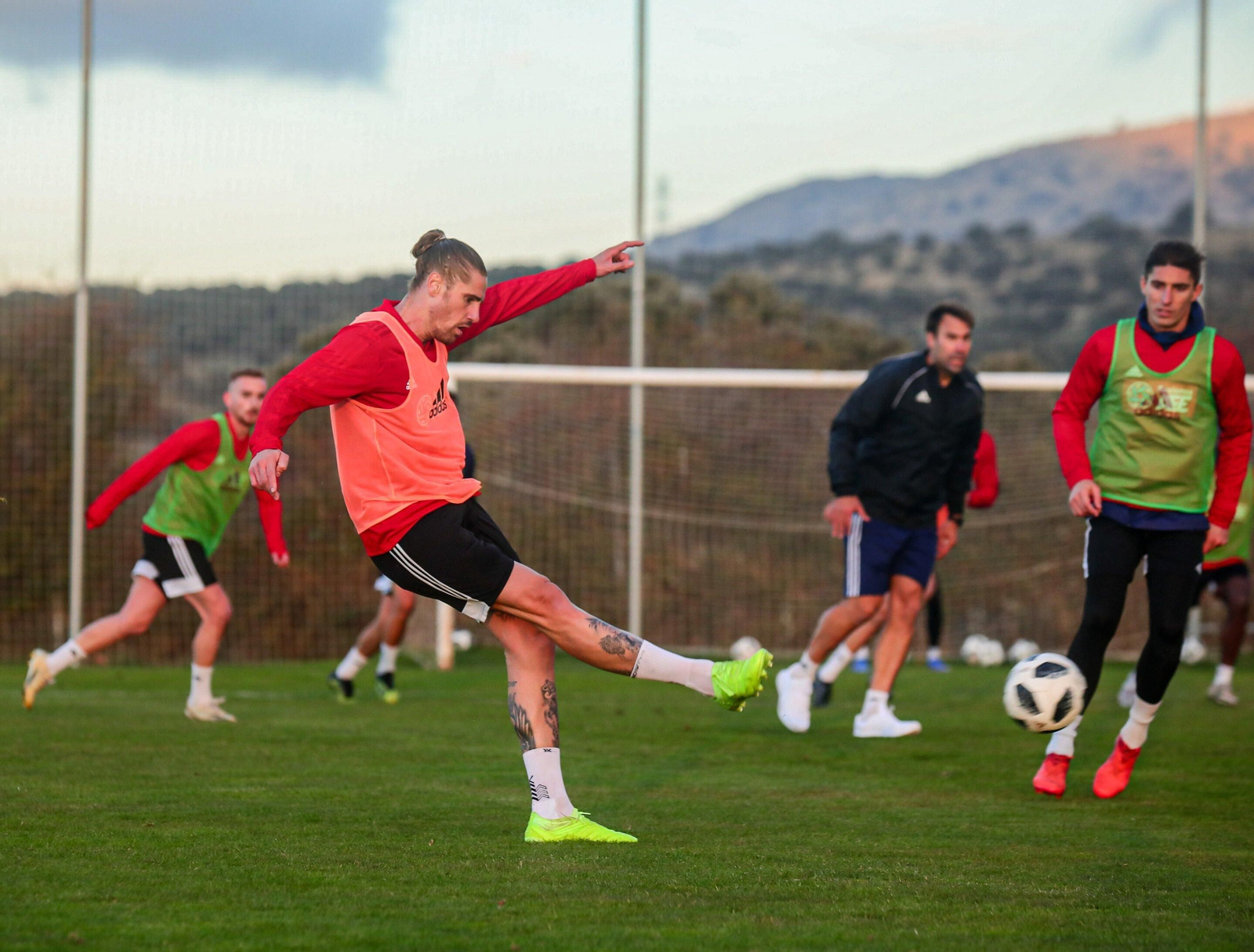 Raúl Albentosa golpea la pelota en un entrenamiento de las sesiones AFE.