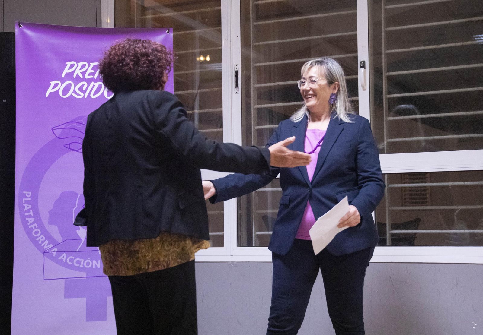 La Plataforma de Acción Feminista en Almería rinde homenaje a las mujeres de la Desbandá con su II Premio ‘Posidonia’ a Loli Sierra, vicepresidenta de la Asociación Memorialista de la Desbandá, en imágenes