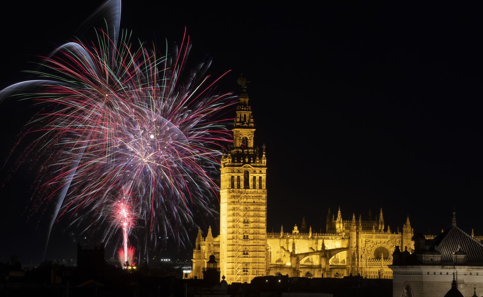 El espectáculo de fuegos artificiales de la Feria de Sevilla  2023