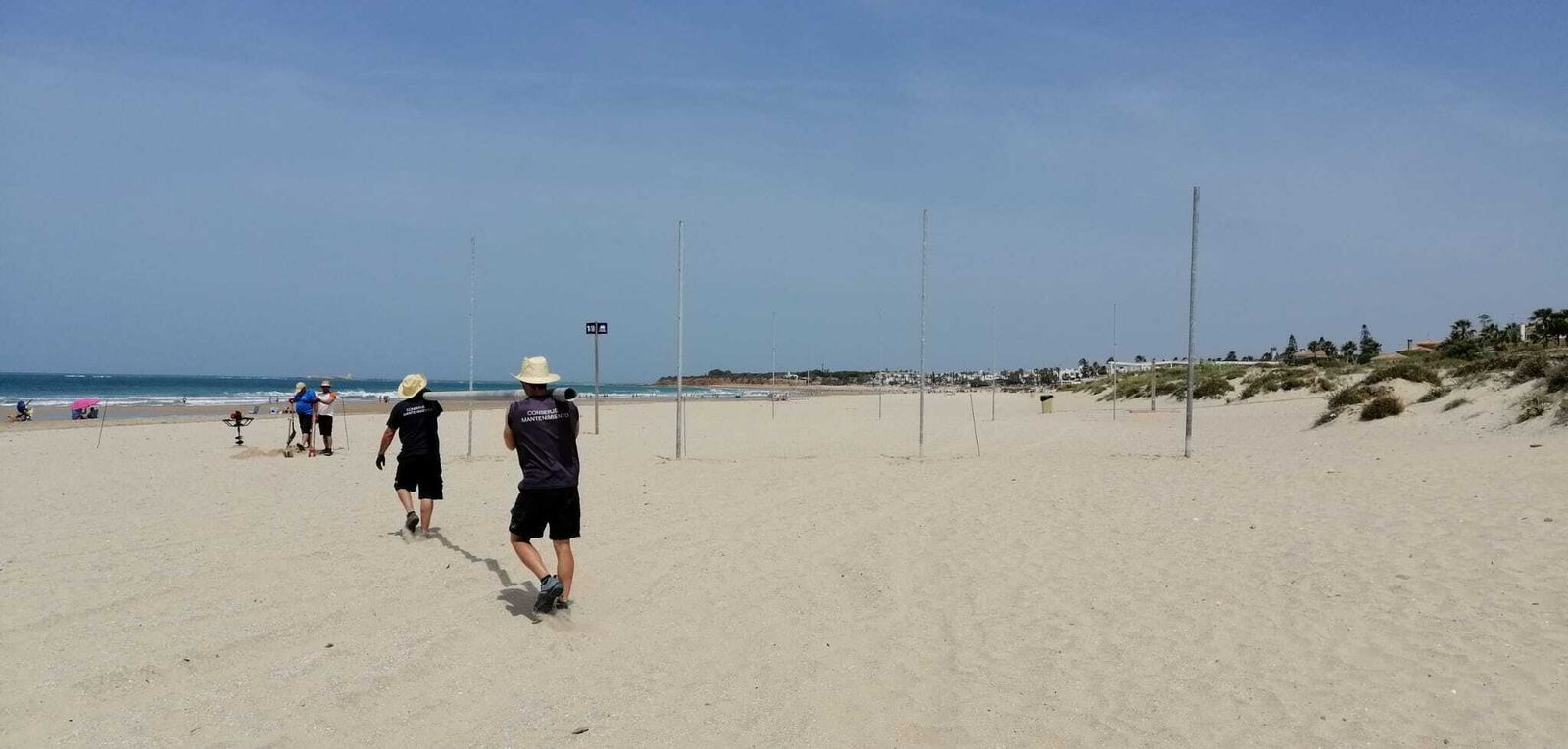 Los técnicos municipales instalan las zonas deportivas en la playa de La Barrosa.