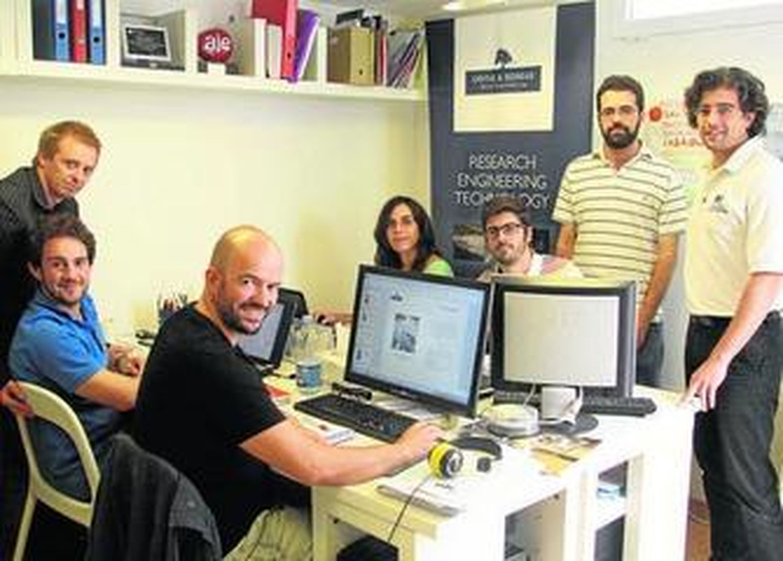 José María Terrés-Nícoli (a la derecha), director ejecutivo de O&B, junto a todo su equipo.