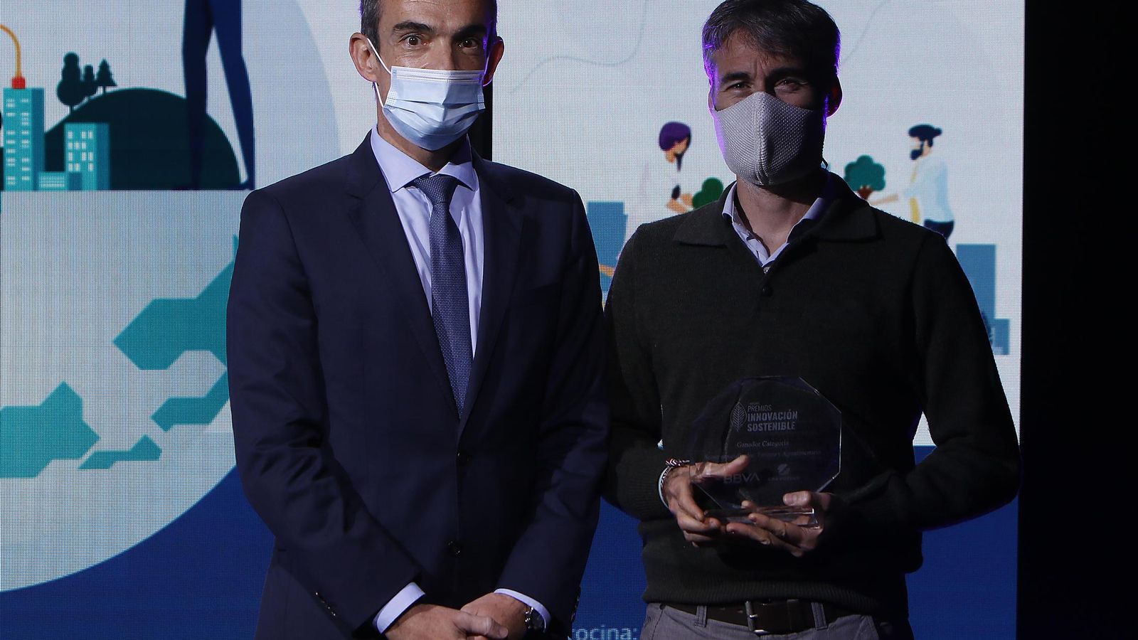 Francisco Javier Jerez entregó el premio a Romualdo Benítez, de Bebidas Vegetales del Sur.