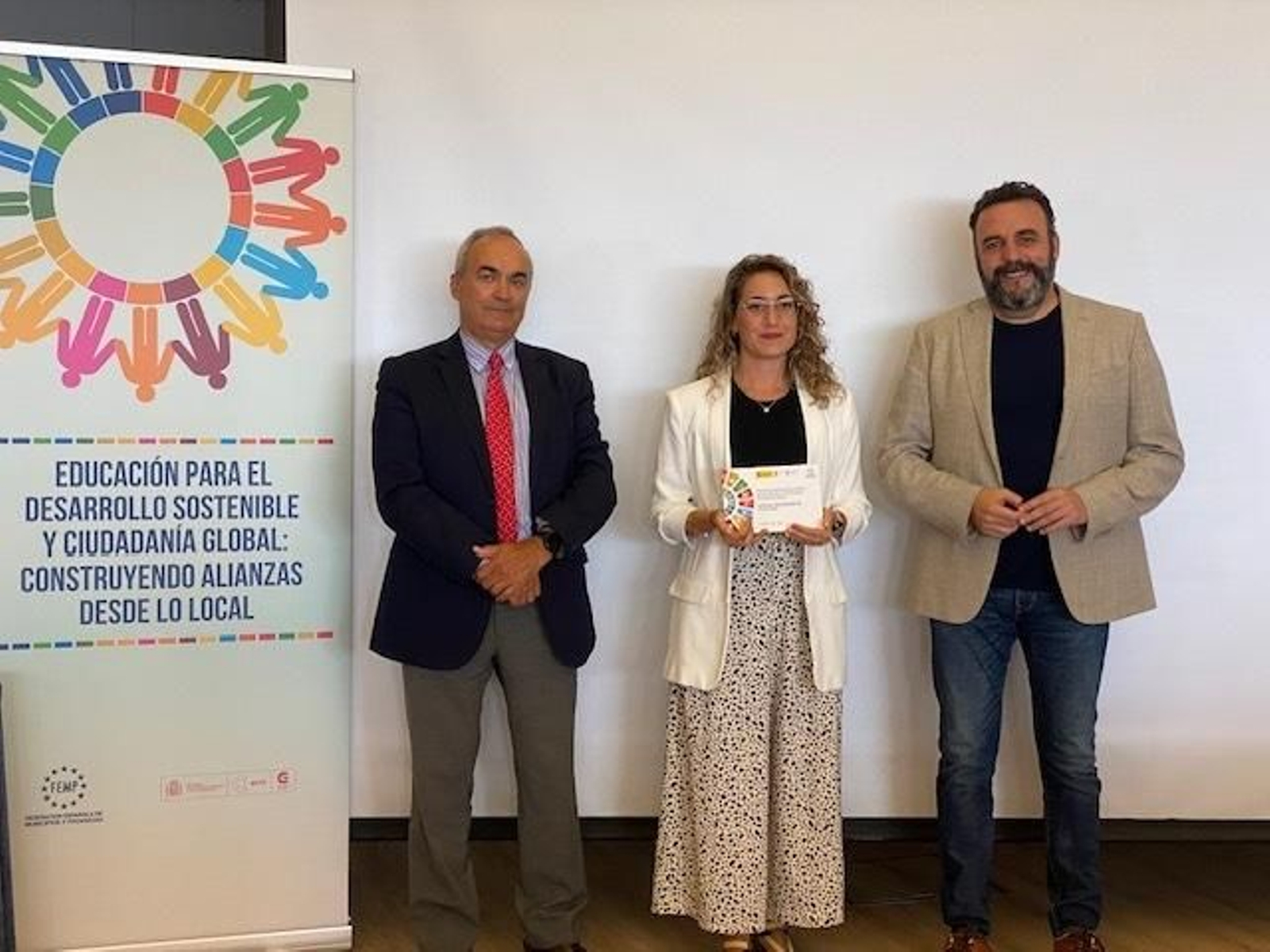 La edil de Servicios Sociales, Lorena Díaz, recogió el galardón