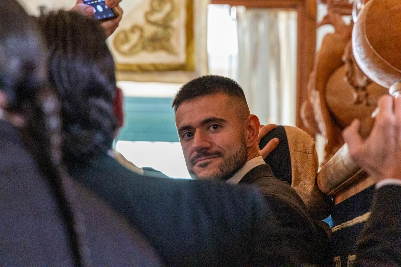 El Miércoles Santo inicia la tarde con los nazarenos trinitarios del barrio de Santa Isabel