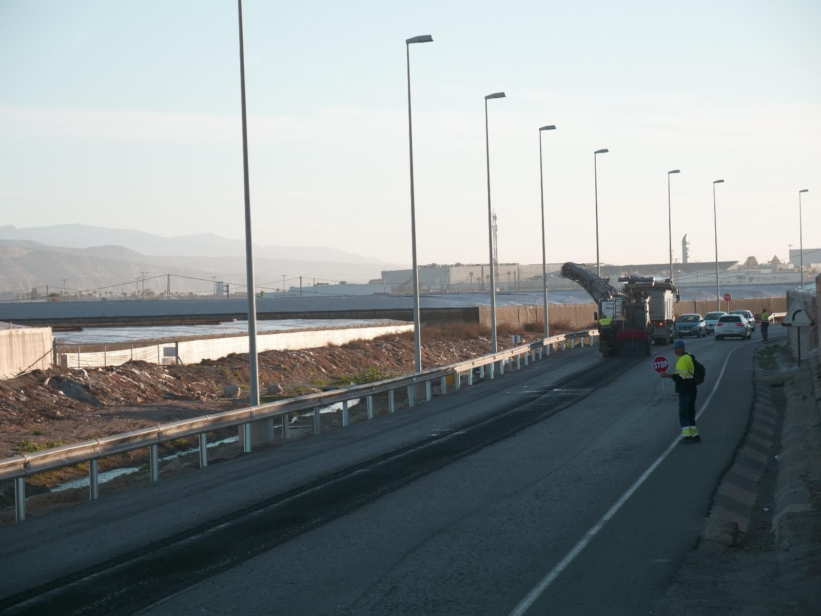 Trabajos de mejora del asfaltado en el Camino del Cañuelo y aledaños del cementerio