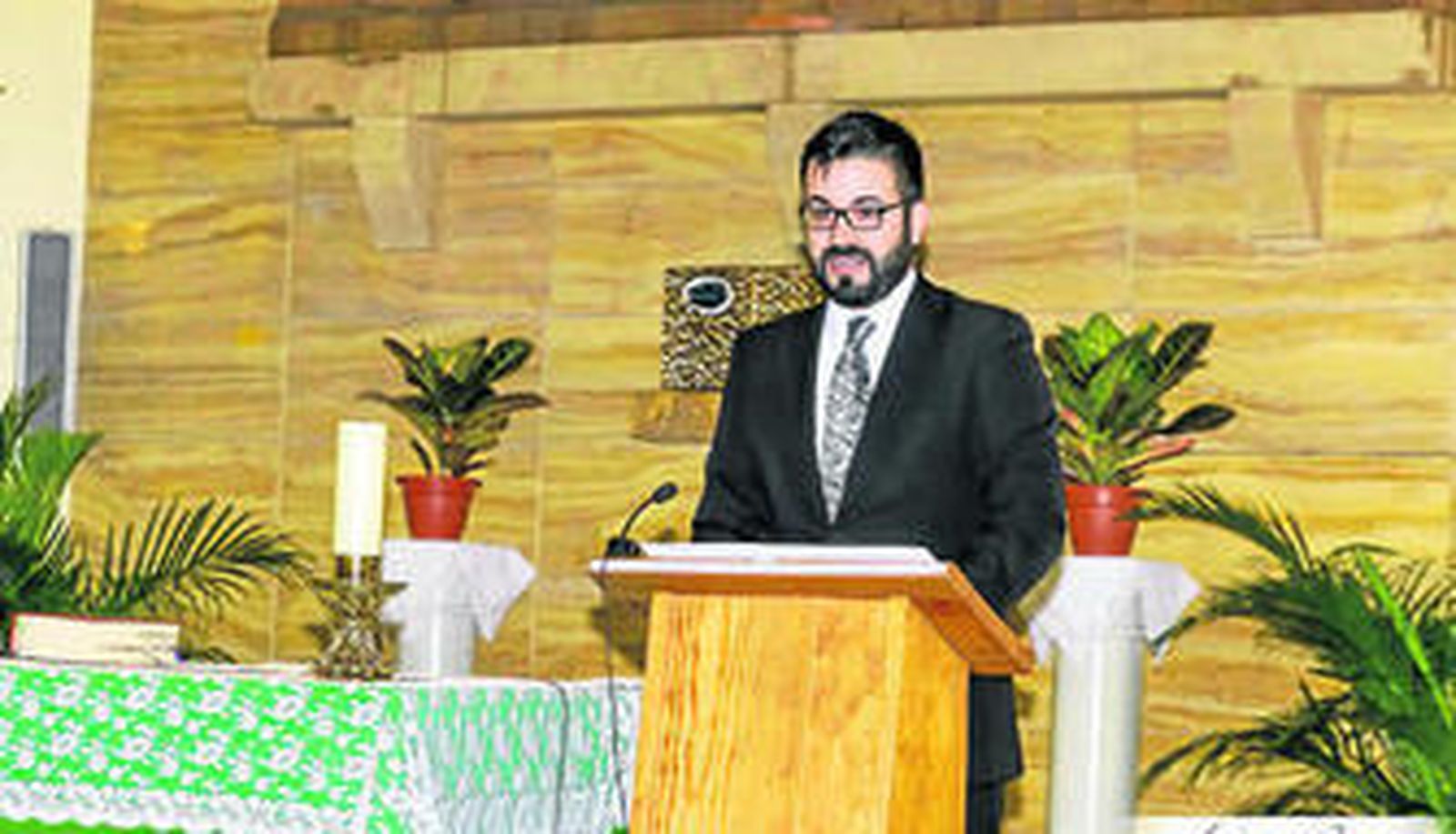 Víctor Pérez será el encargado de presentar el cartel Lunes Santo 2016 de la corporación.