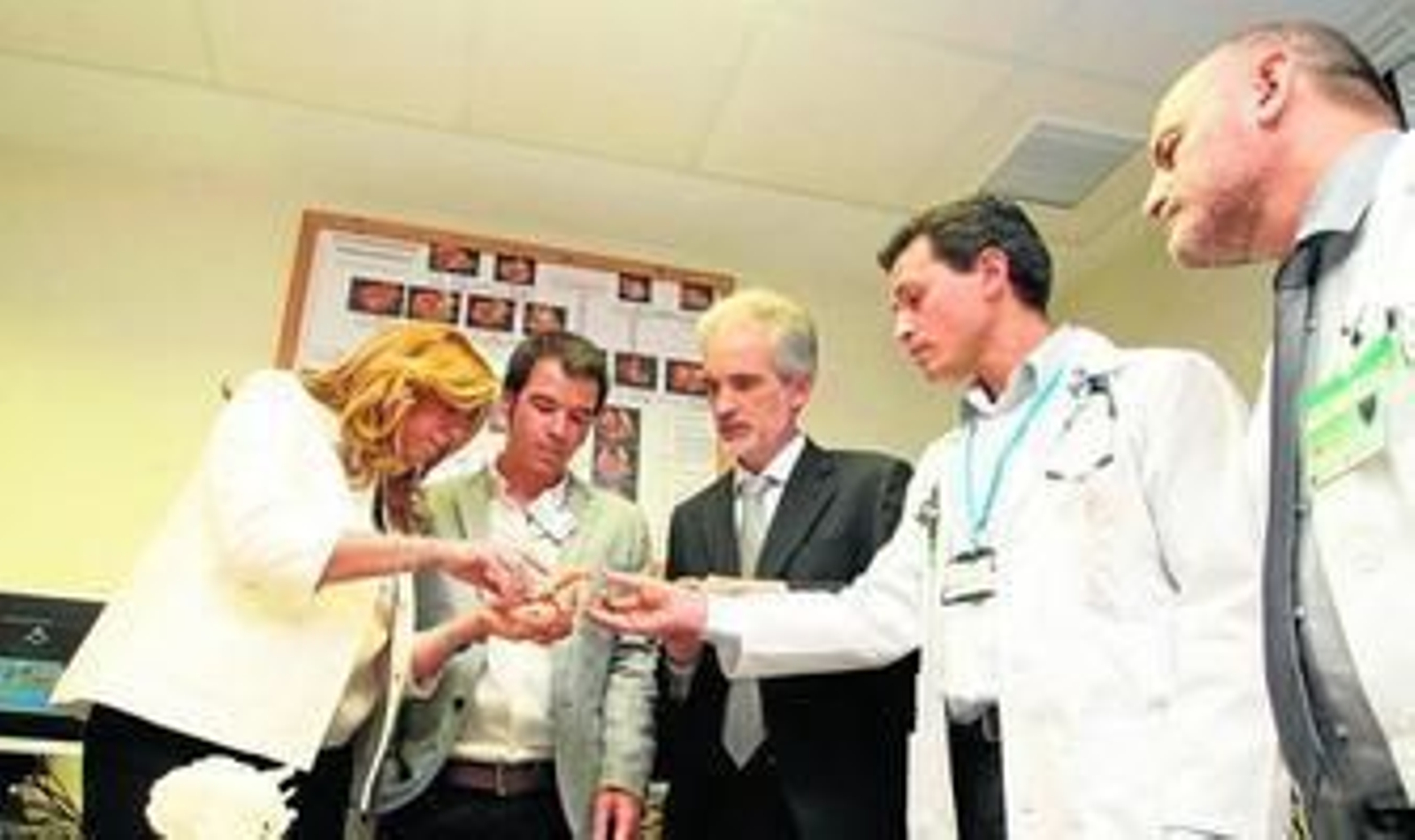 El investigador principal Israel Valverde muestra a la presidenta, Susana Díaz, el biomodelo del corazón de un niño que fue intervenido con éxito.