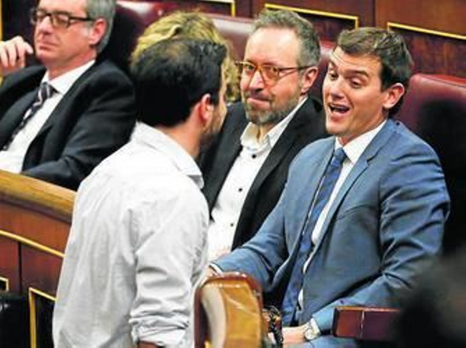 Rivera le hace un comentario a Garzón al pasar éste a su lado.