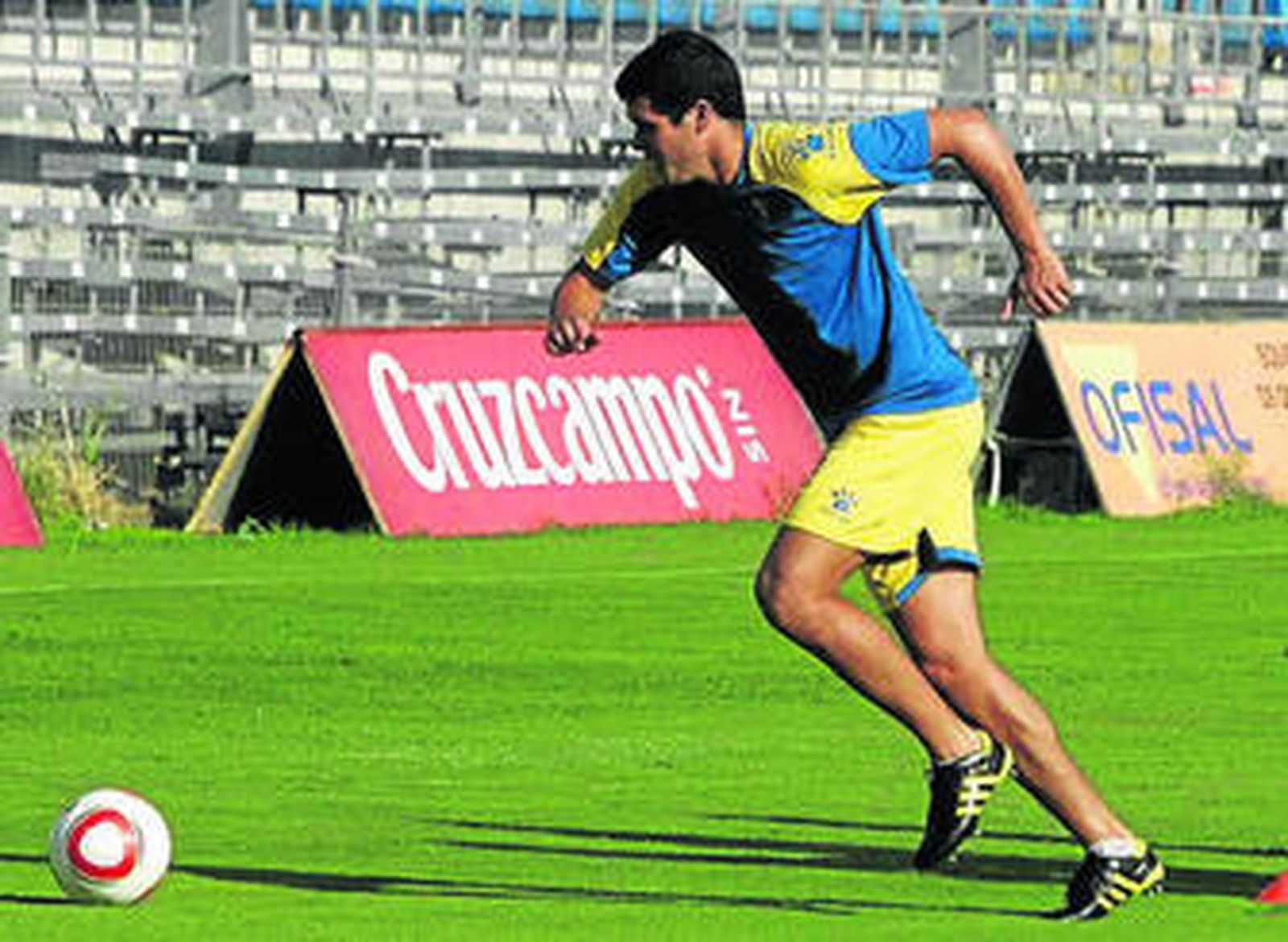 Álvaro Silva, en plena carrera tras un balón.
