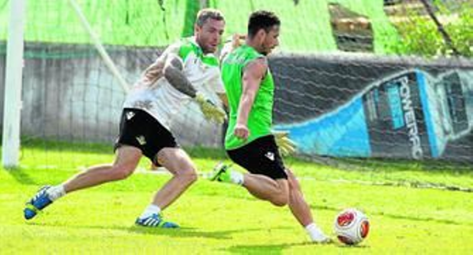 Rubén Castro se dispone a anotar uno de sus cuatro goles en el entrenamiento tras driblar al guardameta Andersen.