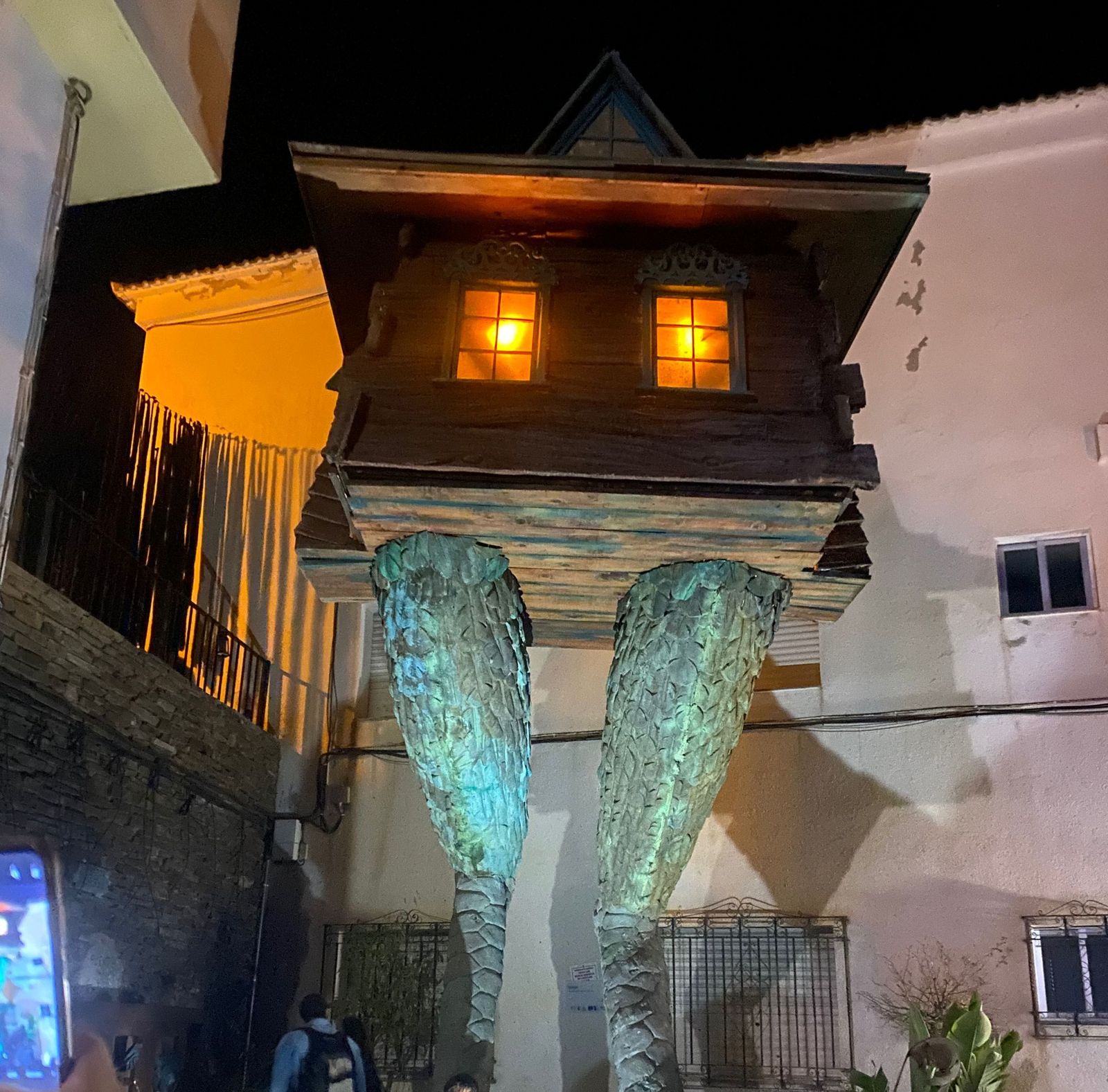 Uno de los motivos turísticos de Sopórtujar, el de las brujas,