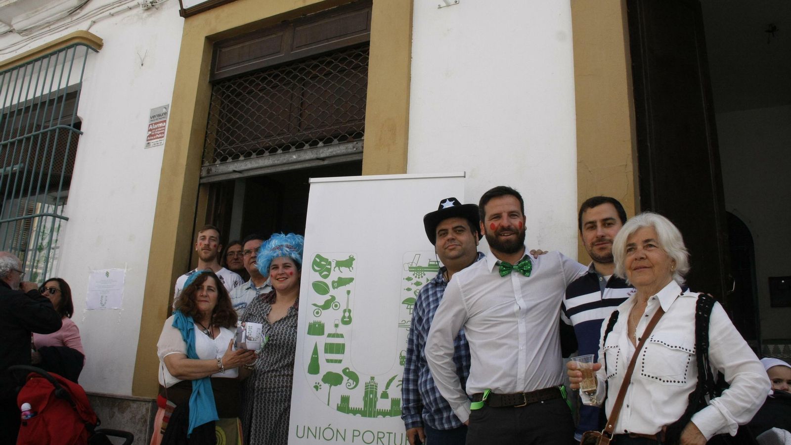 El ex concejal Javier Botella y miembros de Unión Portuense, en la puerta de la sede, en la calle Nevería.