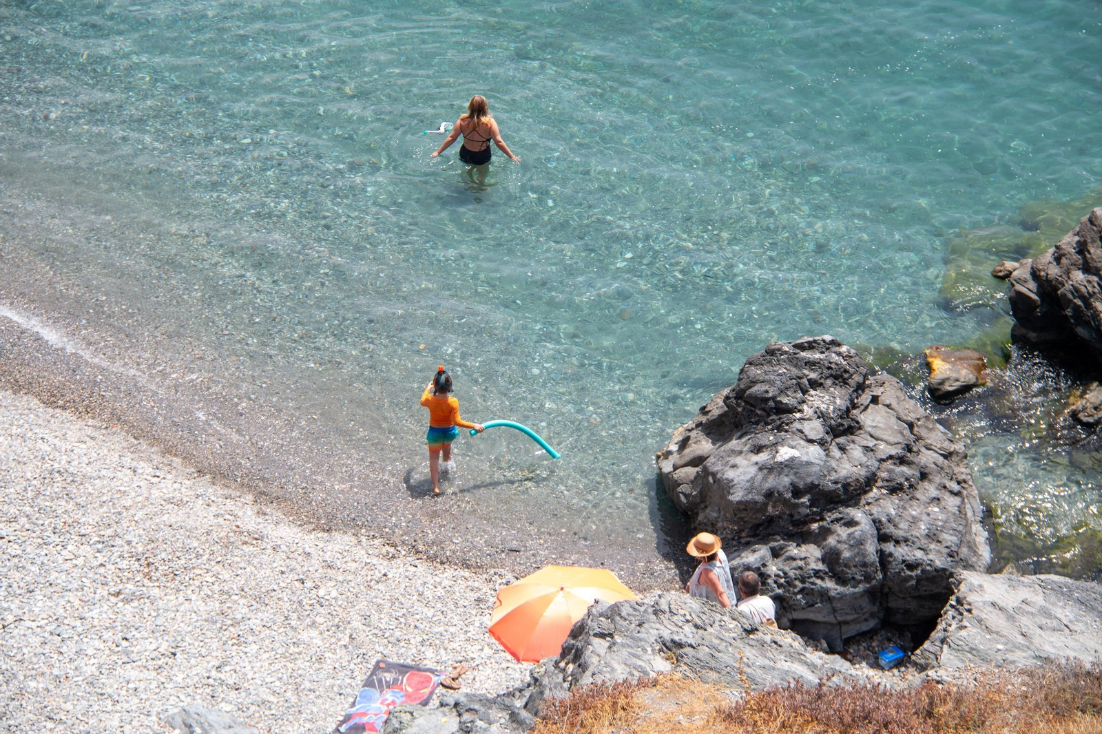 Las playas de Almuñécar se convierten en refugio del calor a dos semanas del verano