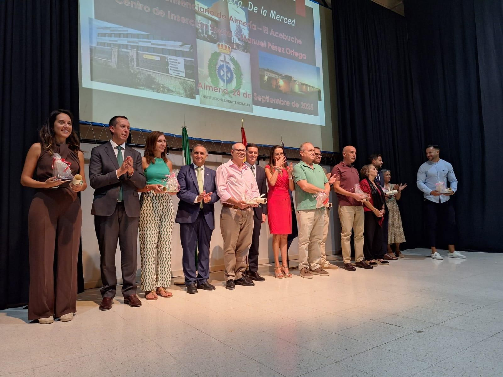 El subdelegado con los premiados y autoridades en el salón de actos de la prisión