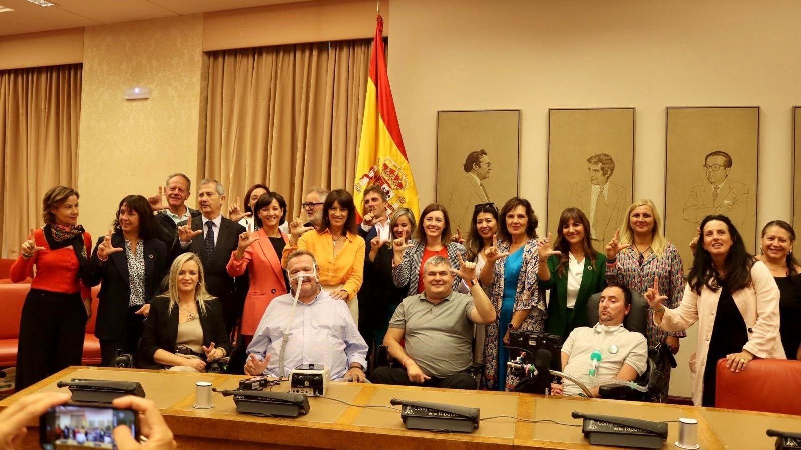 Representantes políticos y de asociaciones de afectados por la ELA y otras enfermedades neurodegenerativas, en el Congreso en una imagen reciente.