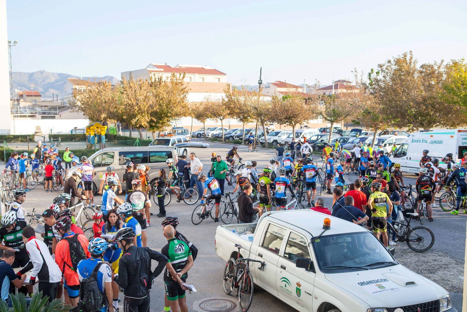 El pelotón detrás de la Guardia Civil de tráfico.