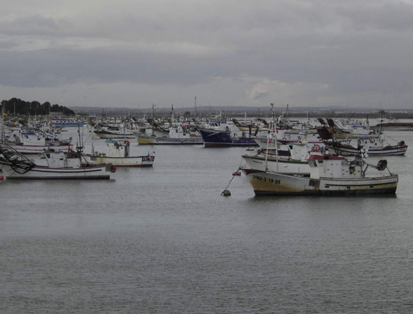 El temporal provoca inundaciones y mantiene la flota pesquera en puerto