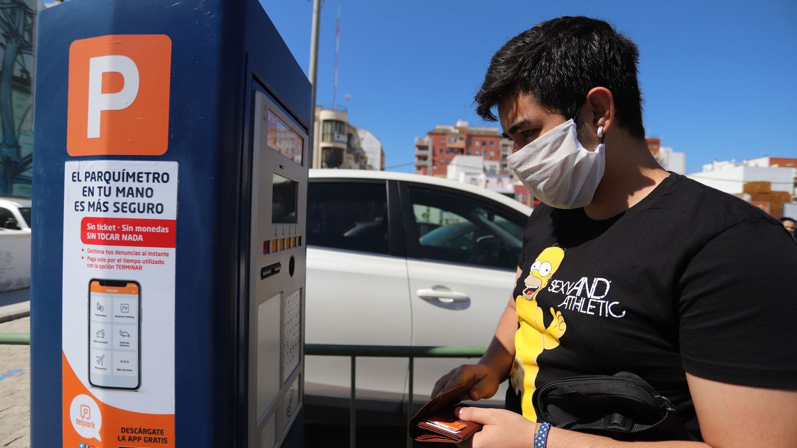 Un usuario se dispone a abonar la tarifa de la zona ORA en la capital onubense.