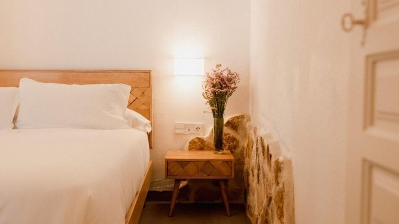 Apartamento Lola, con capacidad para cuatro o cinco huéspedes, está situado en la planta baja de la casa