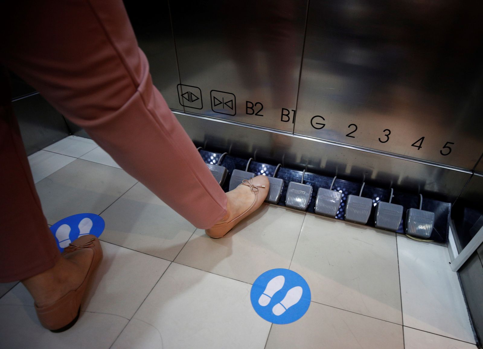 Los pedales en el ascensor