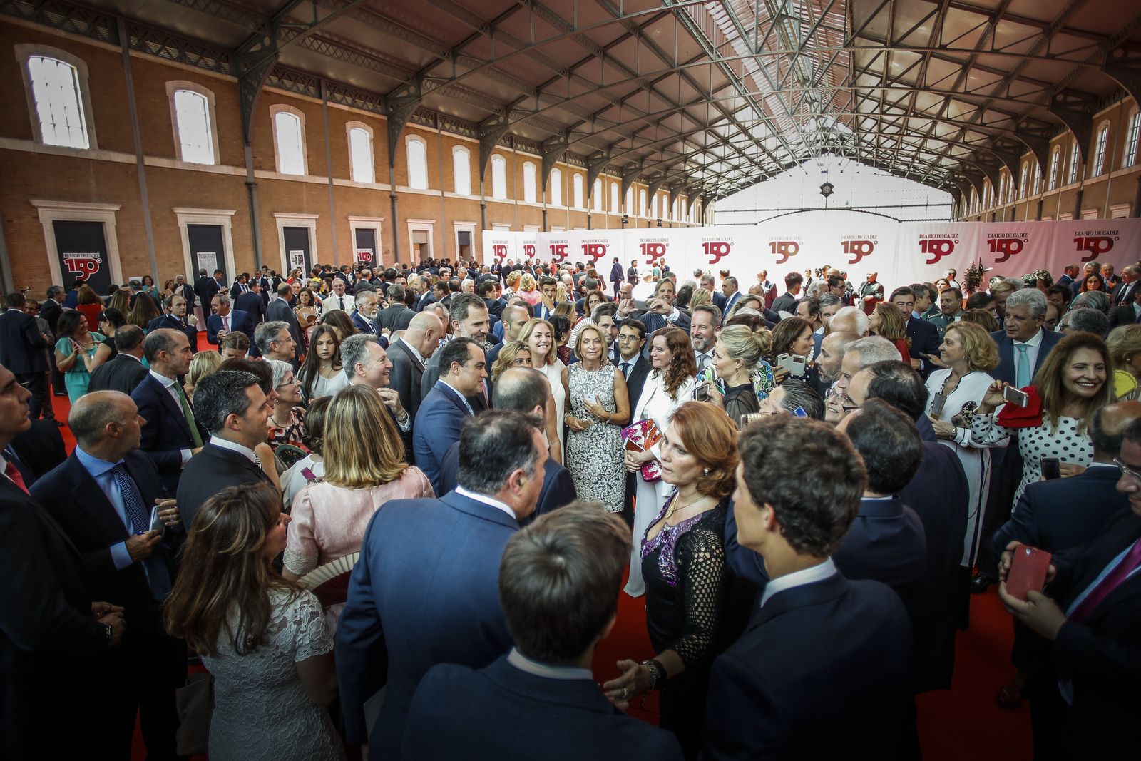 l El monarca español atendió una a una a las personas que quisieron saludarle tras el almuerzo.