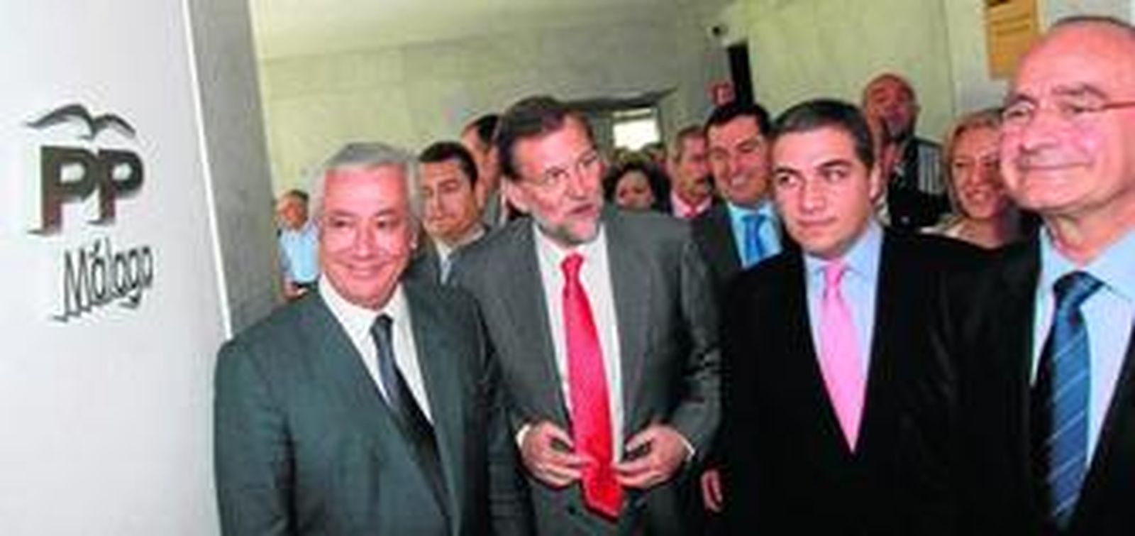 Mariano Rajoy (centro) junto a Javier Arenas, Elías Bendodo y Francisco de la Torre, ayer, en la inauguración de la nueva sede del partido.