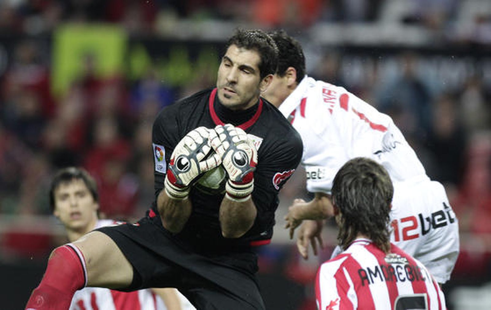 Iraizoz bloca un balón en una salida. / Antonio Pizarro