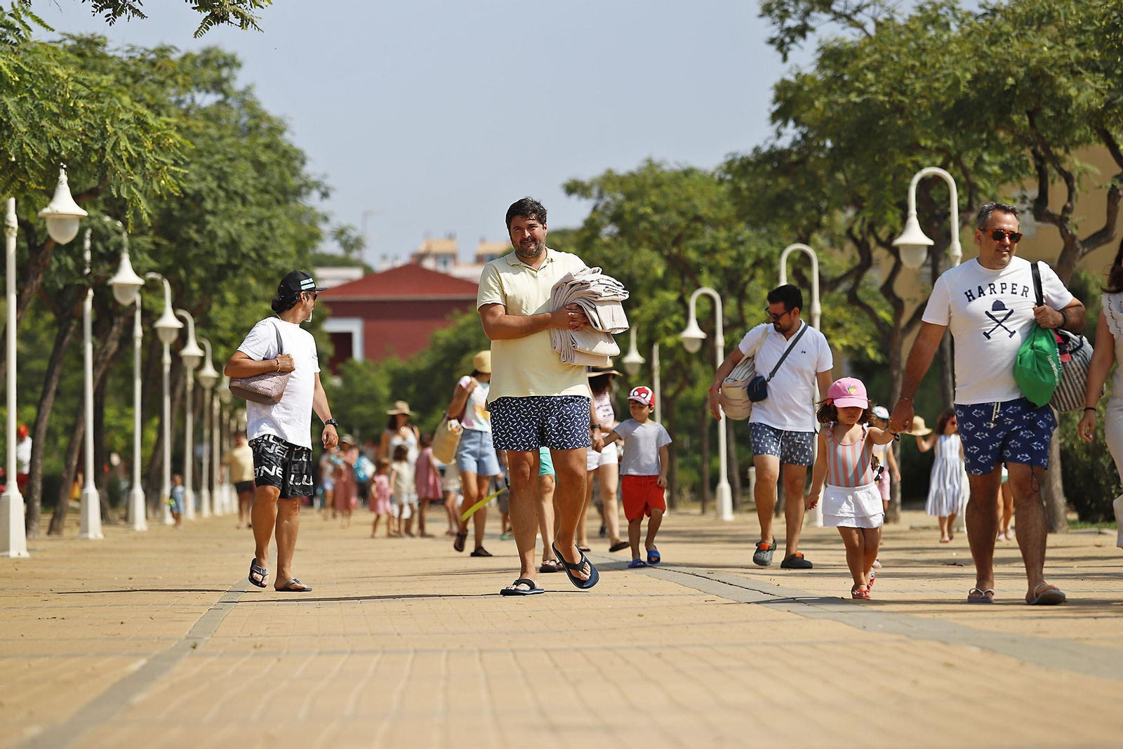 Imágenes del ambiente en las playas de Huelva en el 1 de julio