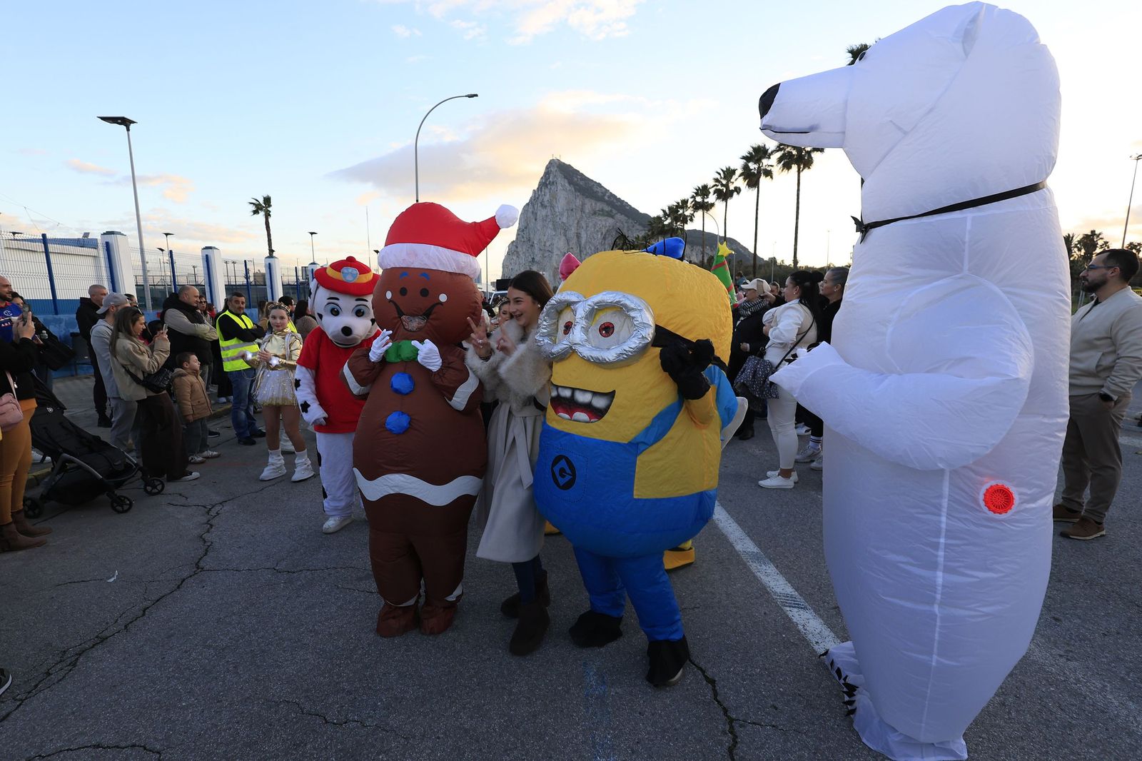 Búscate en las fotos de la cabalgata de Reyes Magos 2026 en La Línea