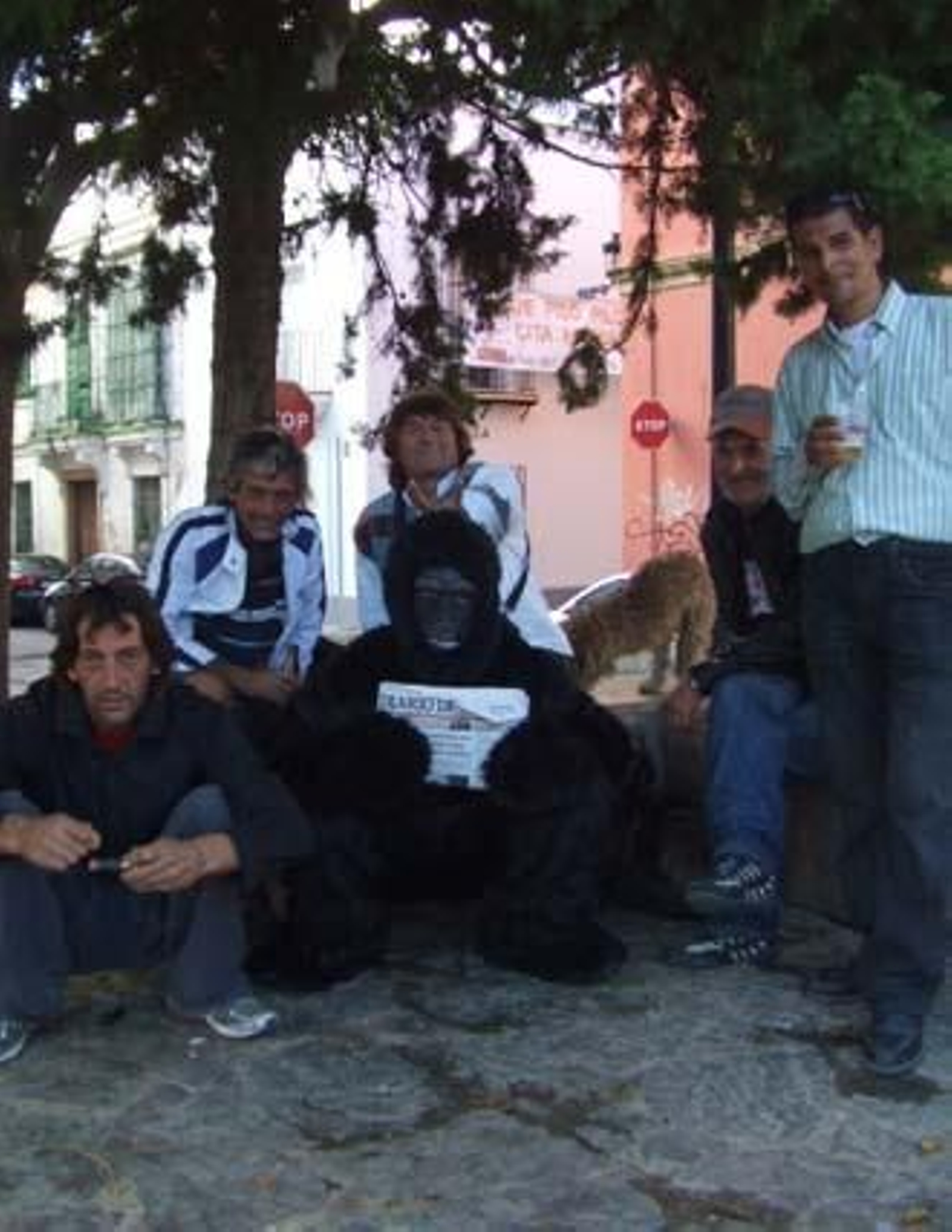 Iba para hombre, pero se quedó en mono. Eso sí, un mono muy leído, que va con su Diario a todas partes. Si te encontraste con nuestro particular monkey el sábado, búscate en esta galería. 

Foto: Senda