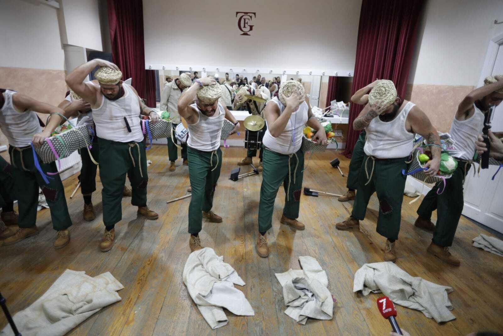 Chirigota 'Çembrando coplâ (la comparça er pueblo)