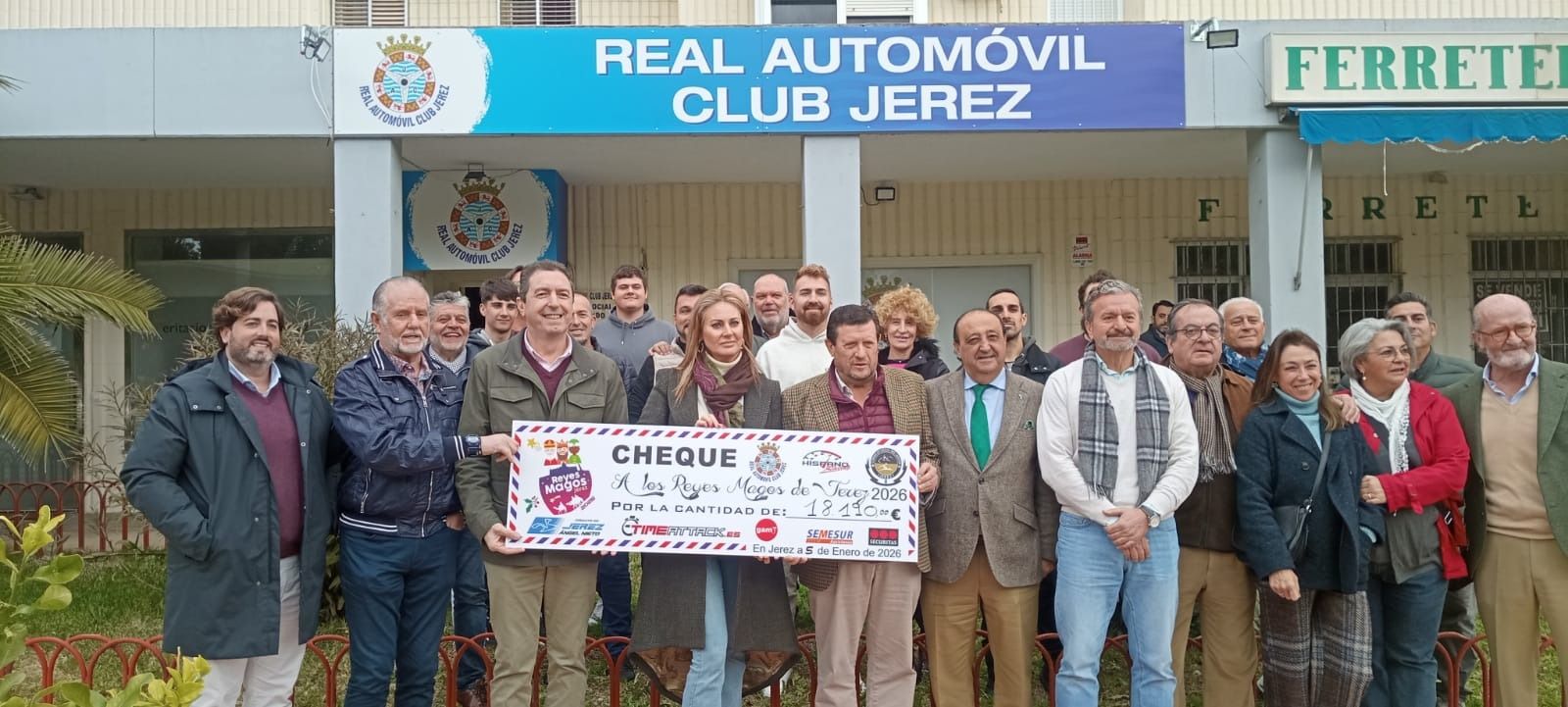 Entrega del cheque a los Reyes Magos.