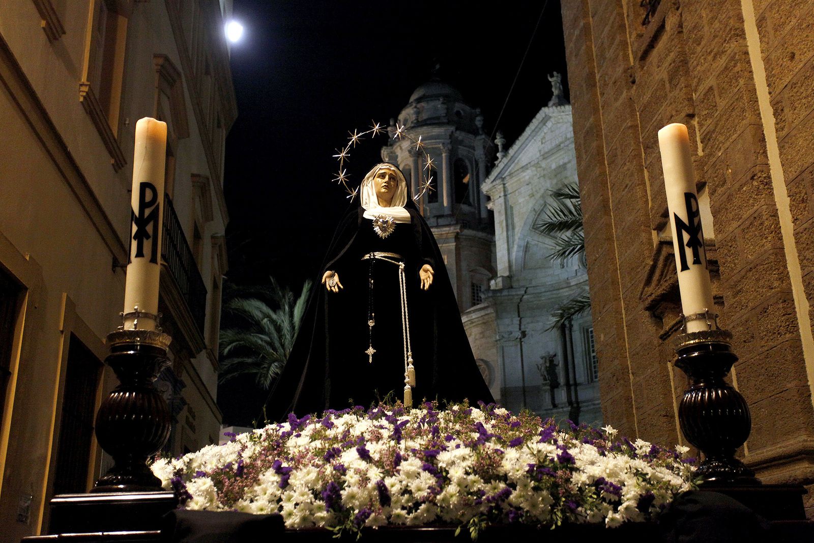 Ecce MaterEcce Mater Tua con la Catedral al fondo.