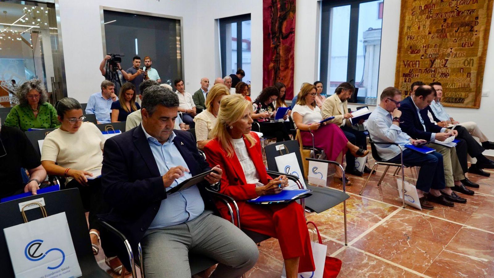 Representantes institucionales y agentes sociales participan en este nuevo pleno del CESpH. Representantes institucionales y agentes sociales participan en este nuevo pleno del CESpH.