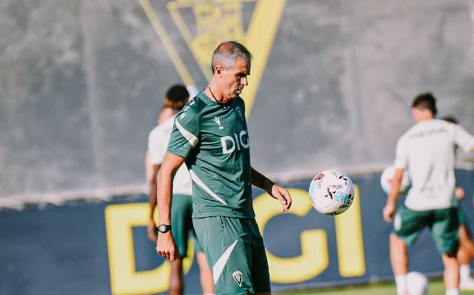 Gaizka Garitano con un balón en un entrenamiento.