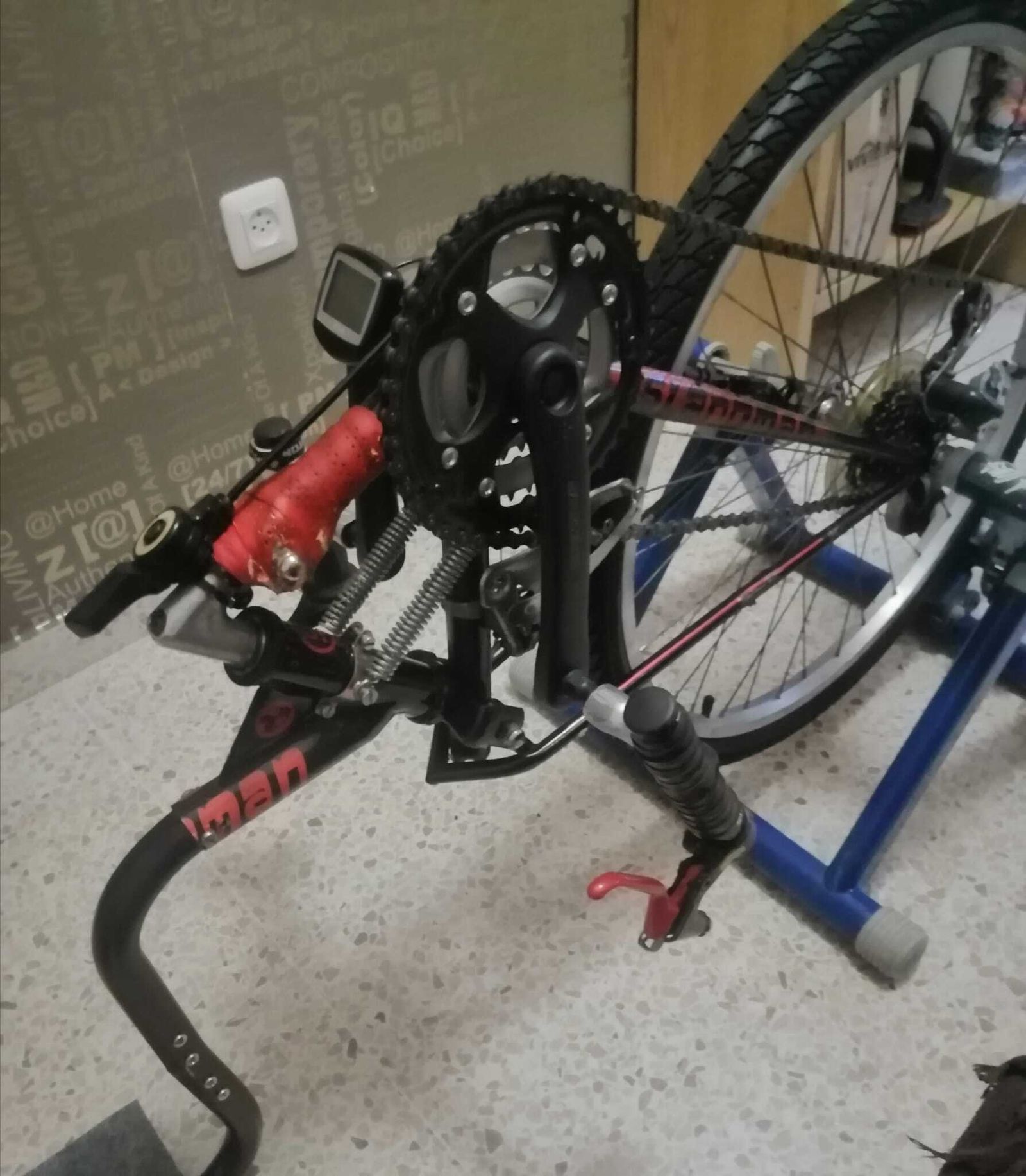 Bici adaptada hecha por el deportista para poder entrenar.