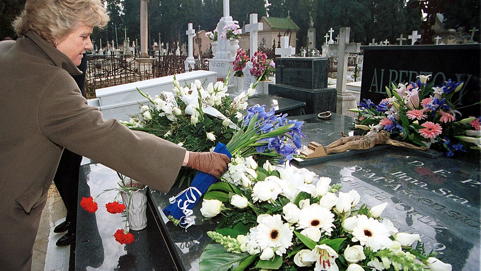 Soledad Becerril deposita unas flores en la tumba del matrimonio Jiménez-Becerril.