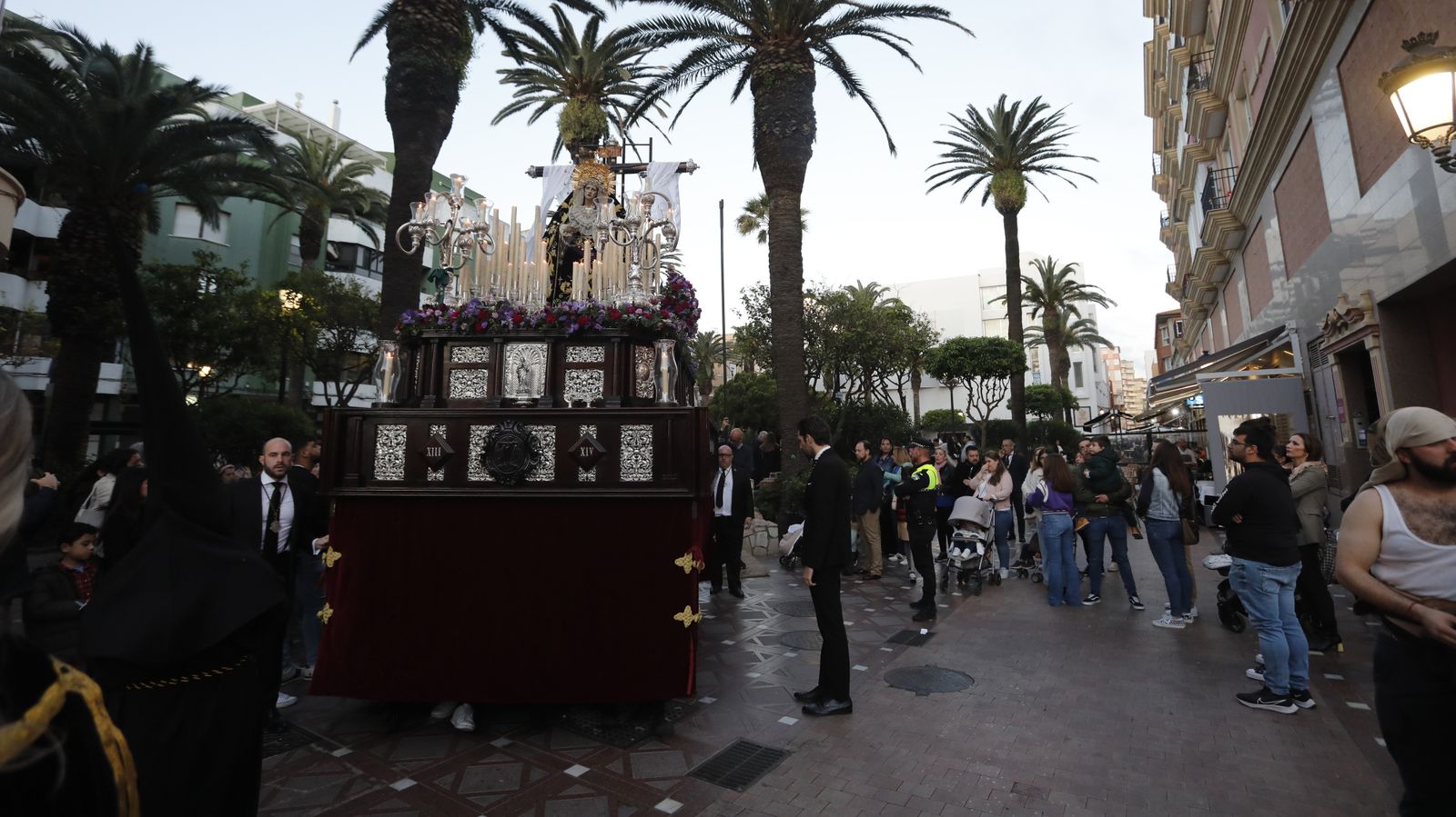 Las fotos del Viernes Santo en la Línea:  Cristo del Mar y Luz y Esperanza Nuestra, Soledad y Santo Entierro, Cristo del Amor y Misericordia y Amargura