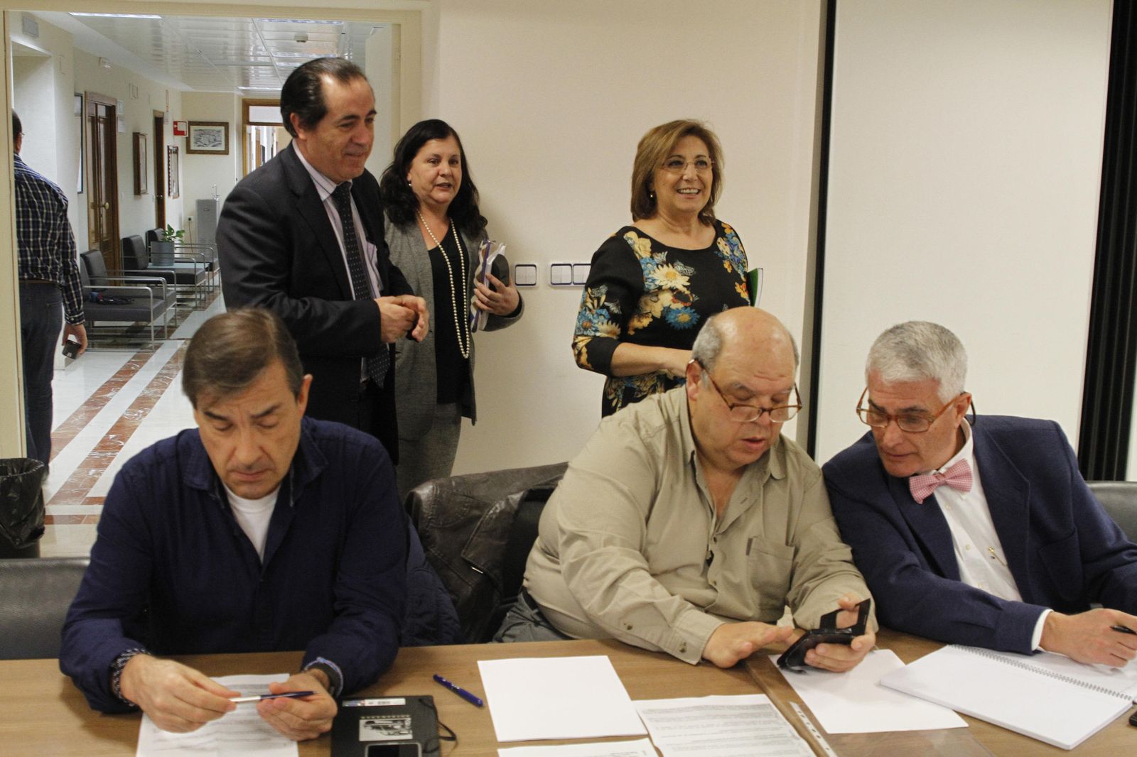 Mariano Marín, Celia Gómez y Pilar Espejo, ayer al entrar a la reunión con los seis sindicatos con representación en la Junta de Personal.