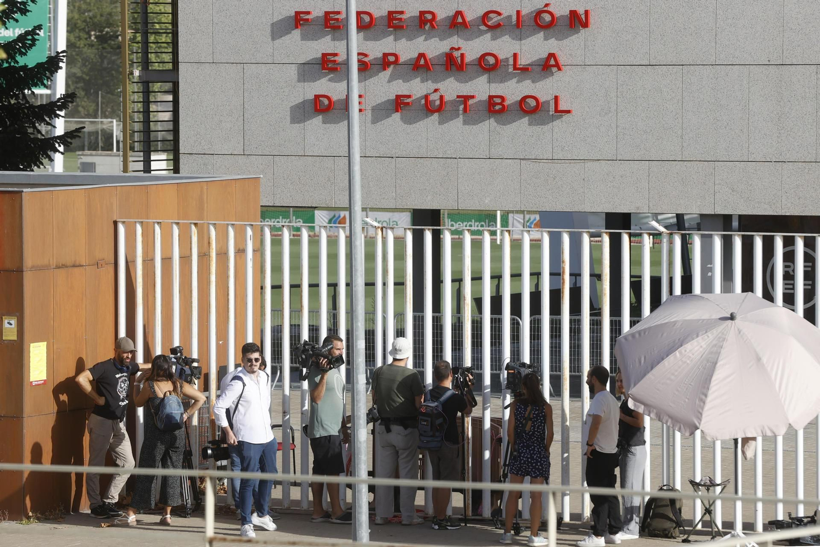 Diferentes medios de comunicación esperan ante la sede de la Federación Española de Fútbol.