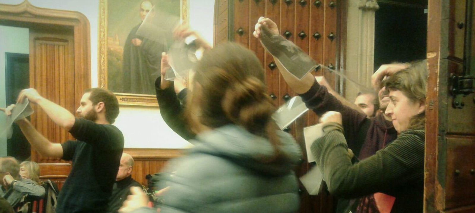 Miembros de CUP Tarrasa, rompiendo fotos del Rey en el Pleno municipal.