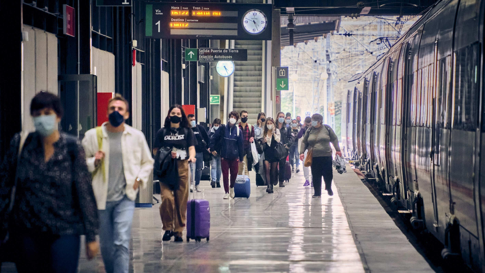 Usuarios bajando de un tren en Cádiz.